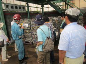 参加者がリサイクルプラントの工場見学をしている写真
