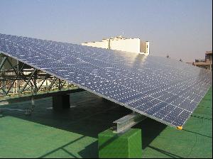 屋上の太陽光パネルの写真