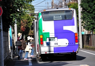 ムーバスとバスに乗る乗客の写真