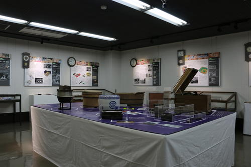 くらしの道具が展示されている展示室の写真