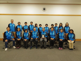 表彰状を囲む武蔵野市スポーツ推進委員の写真