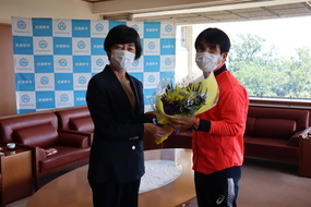 市長から田中選手へ花束贈呈。