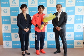 (左から)松下市長、田中選手、竹内教育長。
