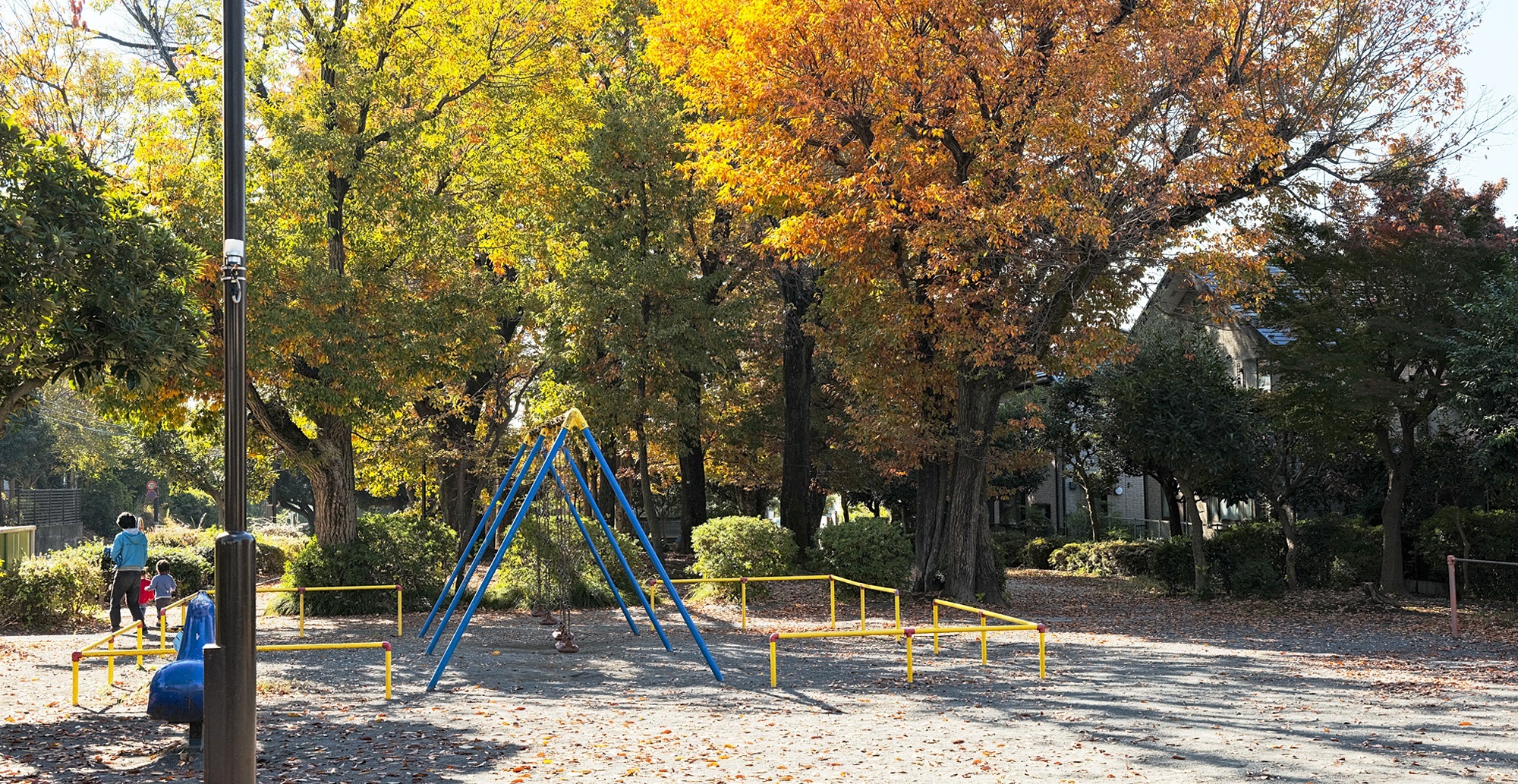 写真：みやび青葉公園の紅葉 ブランコと親子の様子