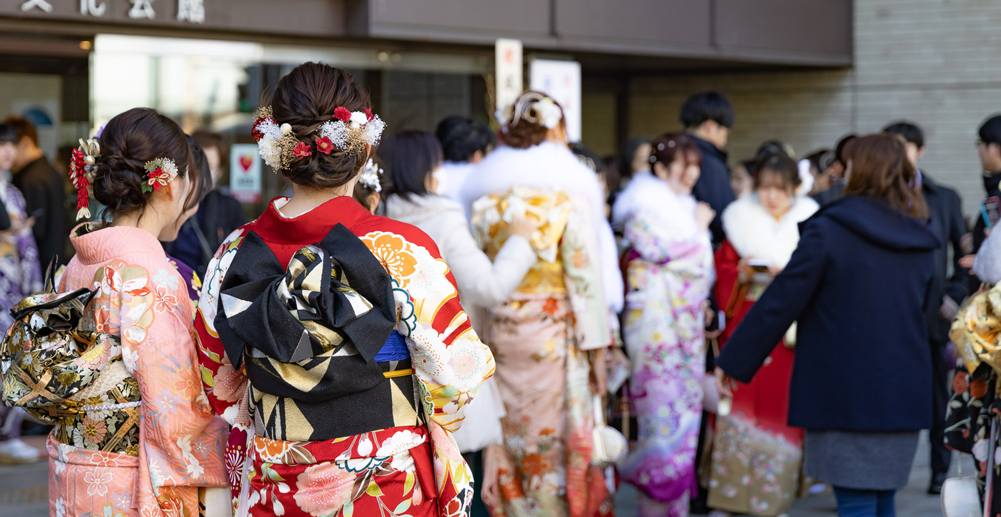 写真：成人式で集う着物姿の新成人の様子