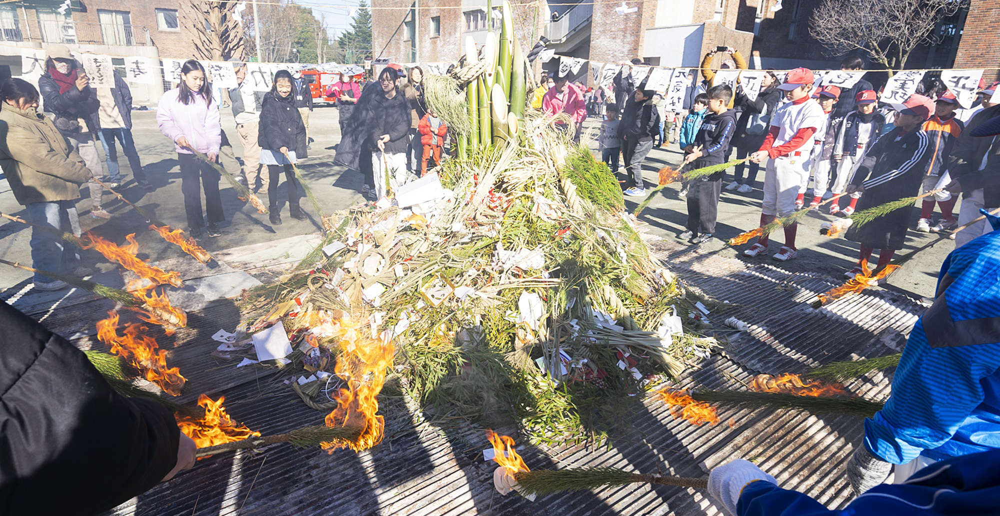 写真：昨年のどんど焼きの様子