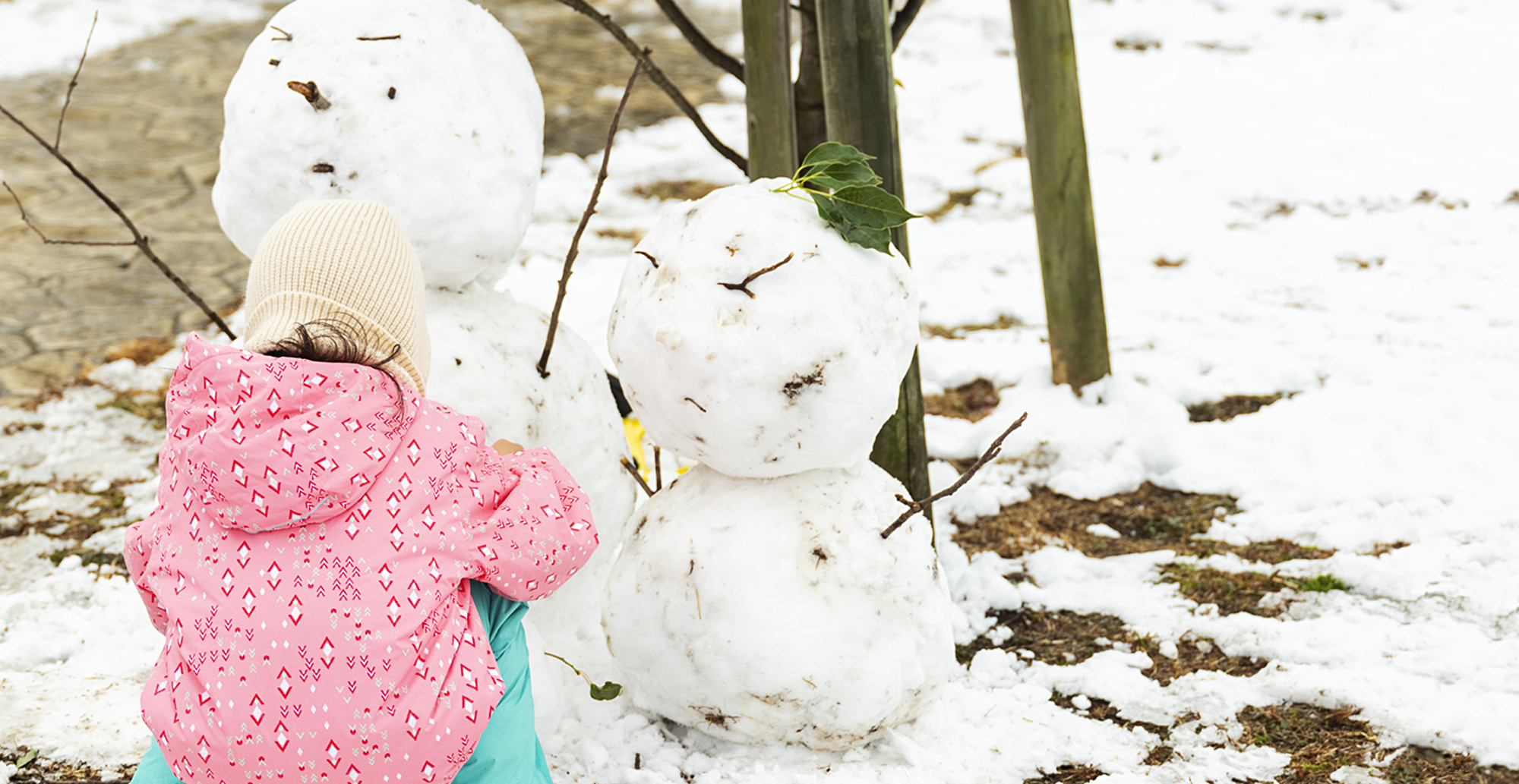 写真：都立武蔵野中央公園で雪だるまをつくる女の子