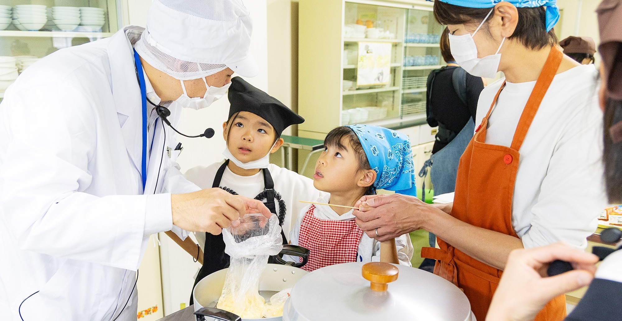 写真：昨年の食育フェスタの調理実習の様子。