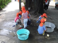 水遊びの様子の写真