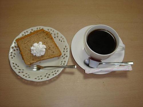 ケーキとコーヒーの写真
