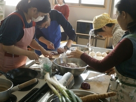 受講生が野菜を切っている写真