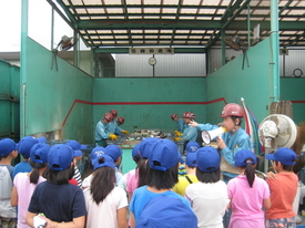 子どもたちがリサイクルプラントの工場見学をしている写真