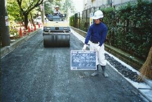 ローラー車で路盤を固めている写真