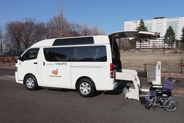 タクシーと車いすの写真