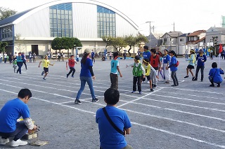 地域運動会で子どもたちが走っている様子