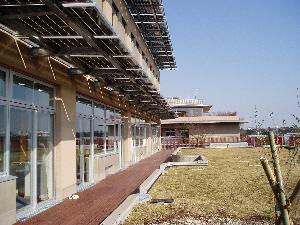 大野田小学校のバルコニーの庇を利用した太陽光パネルの写真
