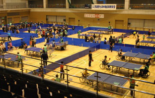 参加者がいろいろな卓球をしている会場全体の写真