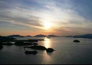 瀬戸内海の水面を染める夕日の写真