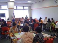 4～5人のグループに分かれて話し合いを行いました。