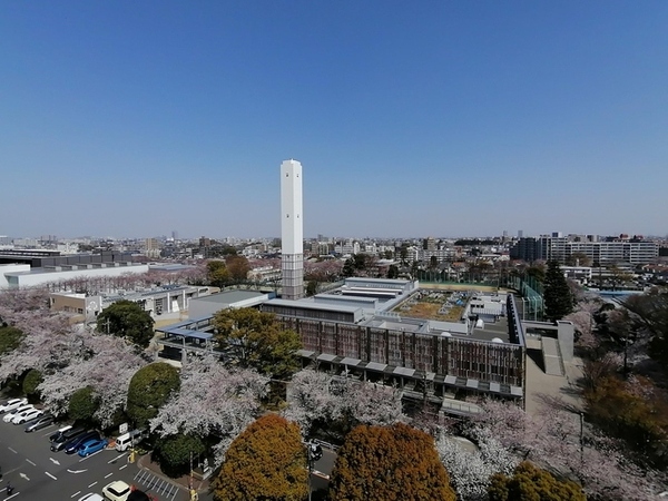 外から見た建物の写真