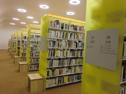 武蔵野プレイスの本棚の写真2