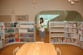 武蔵野プレイスの本棚の写真1