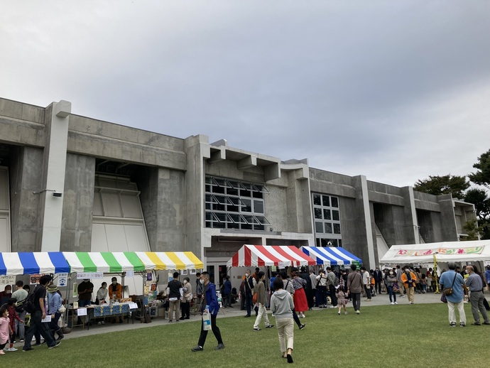 写真: 参加者でにぎわう会場内テント前の様子