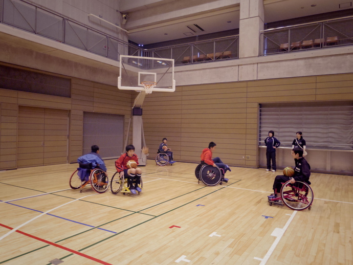 車椅子バスケットボールの体験の様子