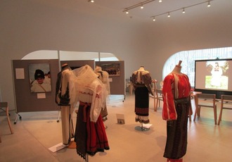 ルーマニア民族衣装展の写真
