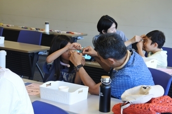 親子で実験を行っている写真