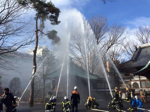 建造物に放水している写真