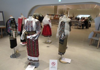 ルーマニア衣装が並んでいる写真