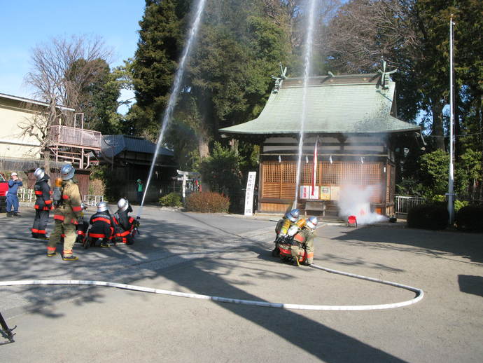 建造物に放水している写真