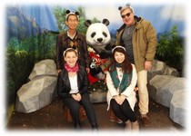 上野動物園をアテンドするサポーターの写真