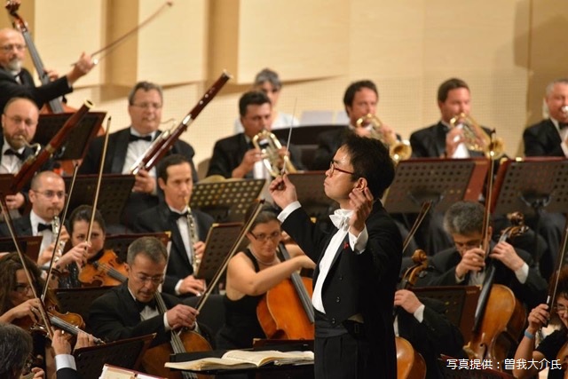 ルーマニア国立交響楽団と曽我大介氏の写真