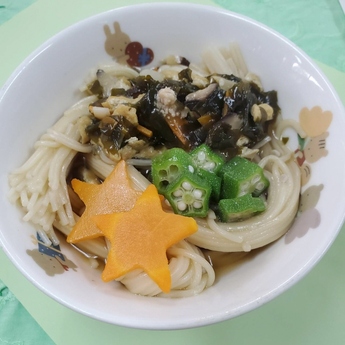 行事食七夕そうめんの写真。人参は星形にして飾ります