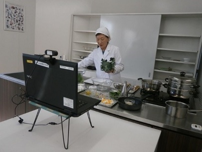 オンライン料理教室の調理実演の写真