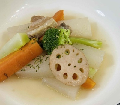野菜を皮ごと使った煮物の写真