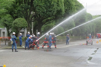 消防団による放水訓練の写真