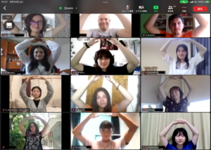 令和4年度武蔵野市×ルーマニア・ブラショフ市オンライン交流会の写真2：閉幕式で参加者全員でオンラインの「O」のポーズをとっている
