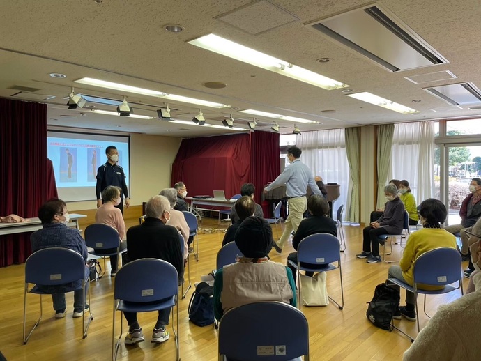 写真: 令和6年度に開催された時の参加者が体操をしている様子