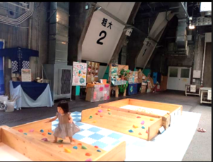 写真:積み木で遊ぶ女の子