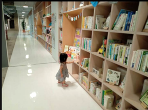 写真:カフェスペースで遊ぶ女の子