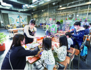 写真:たくさんの子どもたちがワークショップを楽しむ