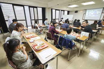 学校給食の和食メニューを試食しているところの写真