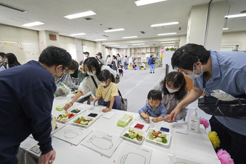 野菜スタンプをする人の写真