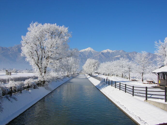 写真: 雪景色の拾ケ堰