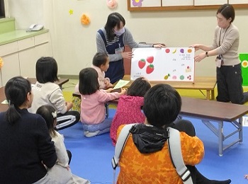 絵本の読み聞かせ写真