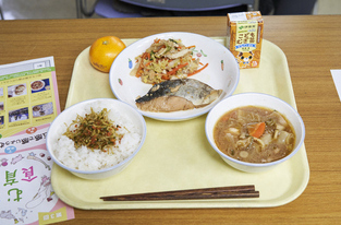 給食試食の写真