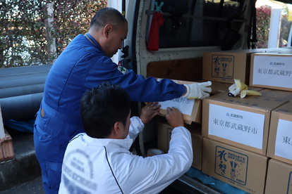 1月5日 支援物資の運搬車両への積載の様子